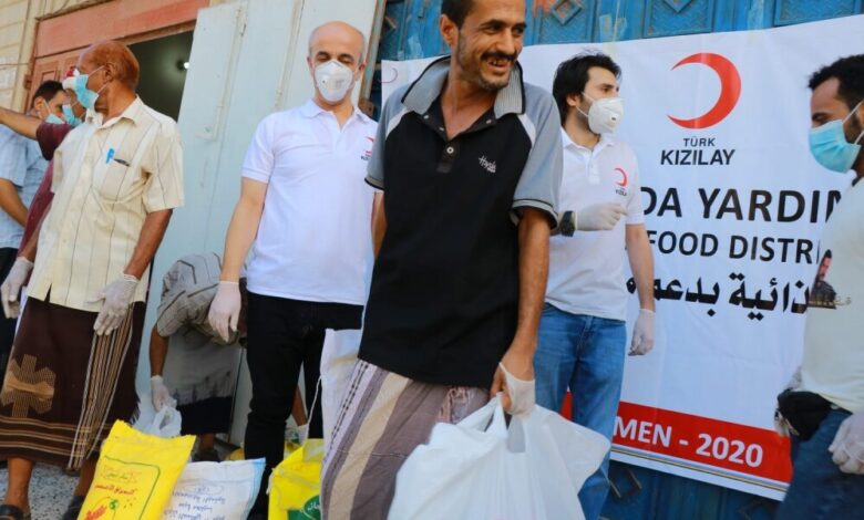 الهلال الأحمر التركي يواصل توزيع سلال غذائية في اليمن