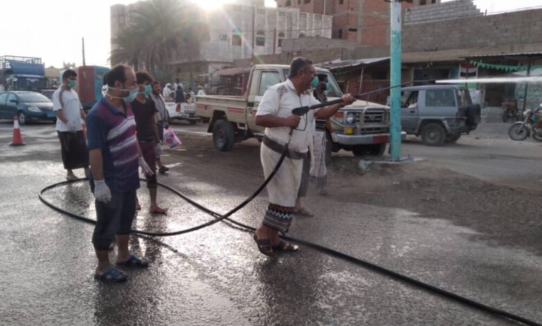 مؤسسة المياه تواصل حملة رش الشوارع والأسواق في مديرية بيت الفقيه بالحديدة