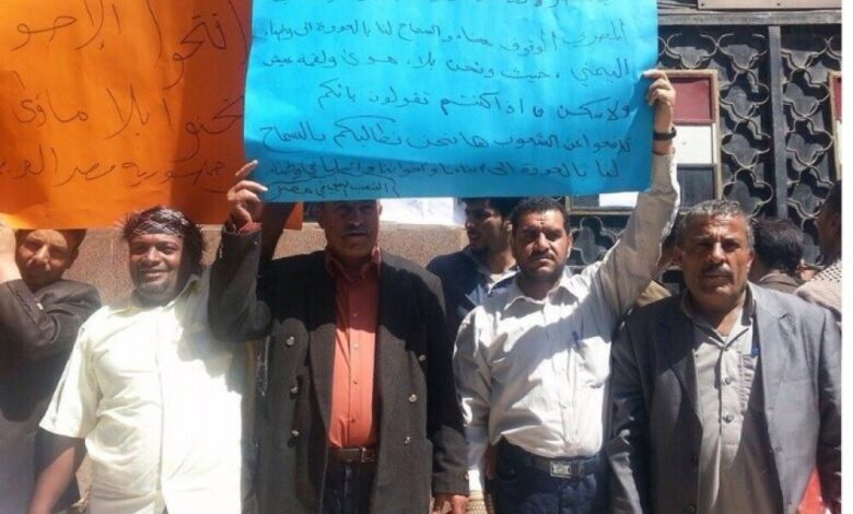 العالقون اليمنيون بالسودان يؤدون صلاة العيد أمام السفارة اليمنية .. احتجاجاً على دور السفارة والحكومة السلبي في حل مشكلتهم