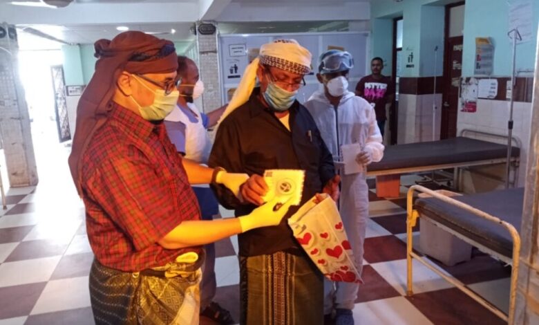 الشيخ ساري العزاني يقدم هدايا عيدية لكل عامل وعاملة في مستشفى ردفان العام ومركز الامومة والطفولة