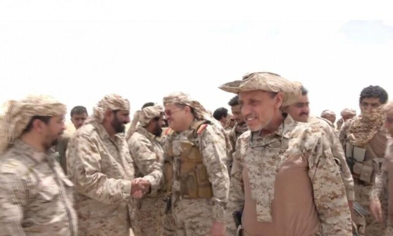 وزير الدفاع يطلع على سير العمليات العسكرية في الجوف: