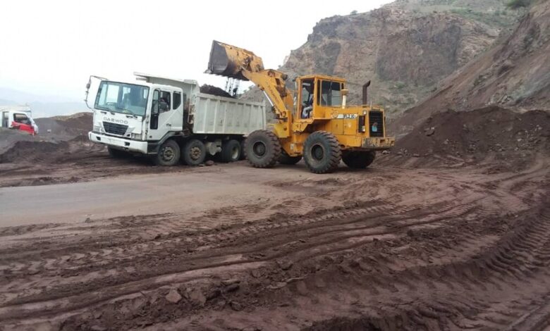 صندوق الطرق ينفذ تدخلات طارئة لإزالة مخلفات الأمطار والسيول في الطرق الرئيسية بالضالع