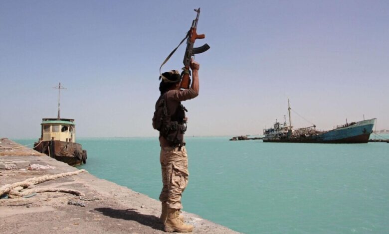 الجيش اليمني ياسر 8 عناصر من قوات خفر السواحل الإرتيرية أثناء دخولهم المياه الإقليمية اليمنية ويتهم اسمرة باختطاف 4 صيادين.