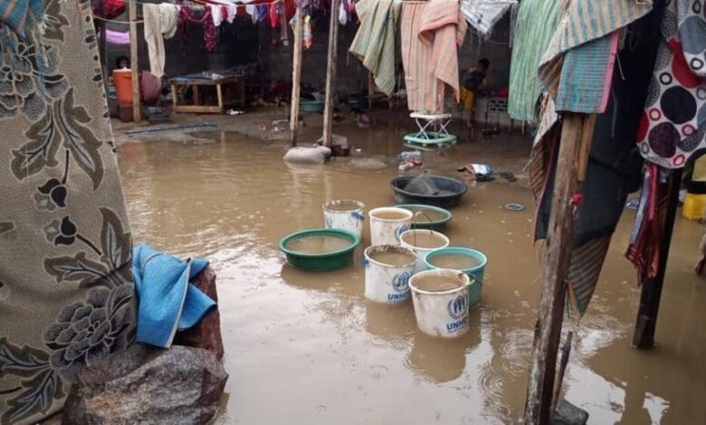 اليمن.. تضرر 1024 أسرة نازحة جراء الأمطار في عدن