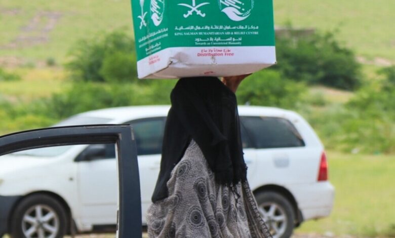 مركز الملك سلمان يواصل تقديم المساعدات الغذائية للنازحين والمتضررين من الامطار بعدن