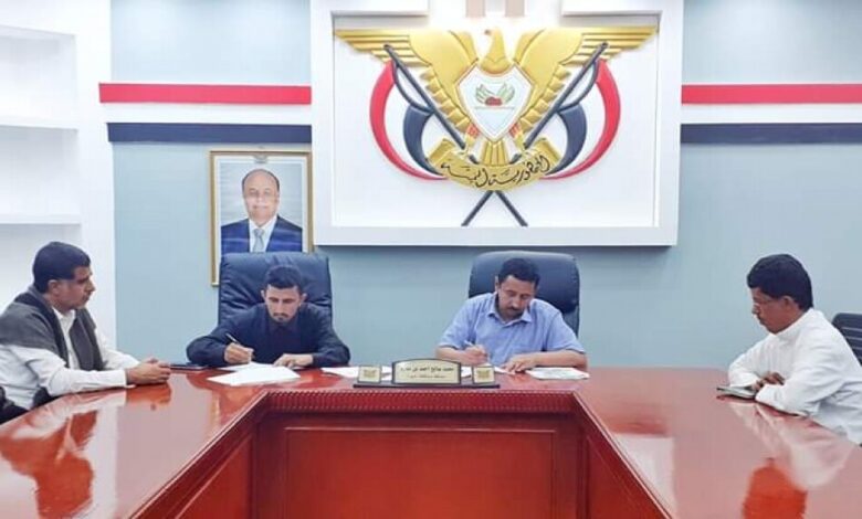 محافظ شبوة يوقع عقداً لتنفيذ المرحلة الأولى لتشجير مدينة عتق