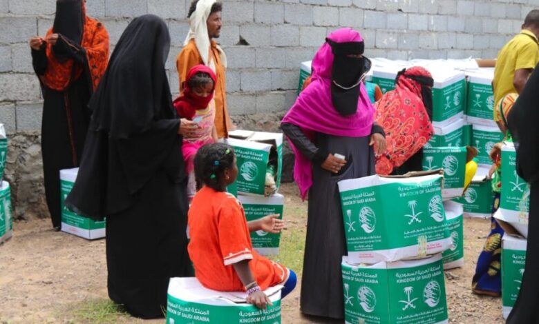 مركز الملك سلمان يواصل تقديم المساعدات الغذائية للنازحين والمتضررين من الامطار بعدن