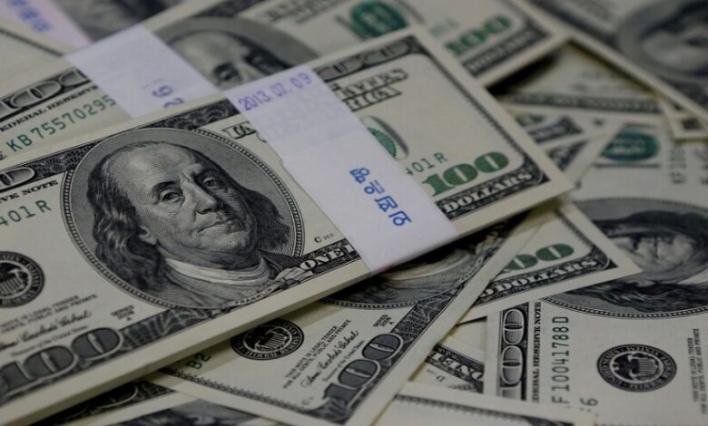 مراقبون: تركز السيولة في مناطق الشرعية أدى الى زيادة الطلب على العملة الأجنبية