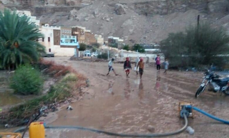 لواء شبام يشارك في مساعدة المواطنين بعد أمطار الخميس بدوعن وإعادة فتح الخط