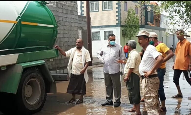 مدير المنصورة يشدد على مضاعفة الجهود لشفط مياه الأمطار ورفع الأضرار في عدد من شوارع مناطق المديرية
