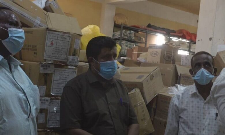مكتب الصحة بالمهرة يستلم أدوية ومستلزمات طبية مقدمة من الوزارة عبر البرنامج الوطني للإمداد الدوائي