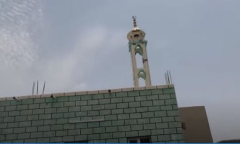 الحديدة.. مليشيات الحوثي تستهدف "جامع الرحمن" بالتحيتا (فيديو)