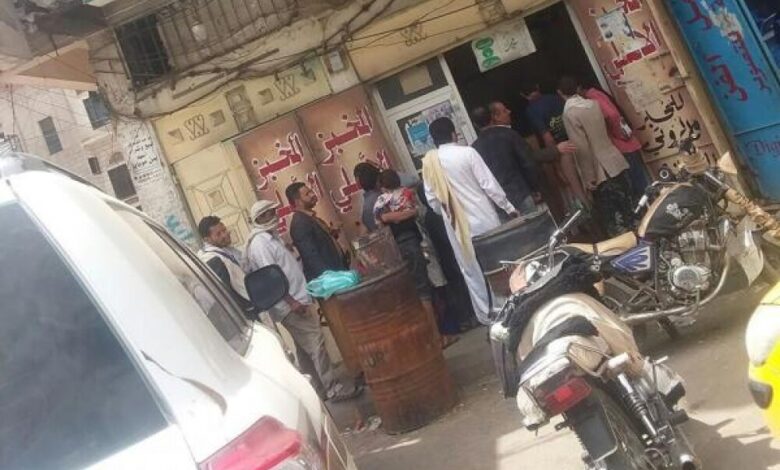 صنعاء.. طوابير طويلة أمام الأفران تُنذر بأزمة خبز بالعاصمة