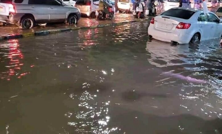 صنعاء..هطول أمطار غزيرة على العاصمة والدفاع المدني يطلق تحذيرات للمواطنين ومالكي المركبات بالابتعاد عن "السائلة" وممرات السيول