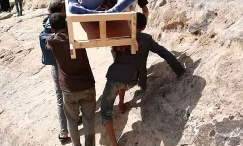 صورة لأربعة أخوان يمنيين يحملون والدهم المسن على التابوت وهو على قيد الحياة.. تعرف على قصتها( Translated to English )