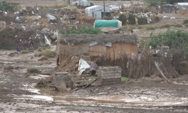 السيول تجرف مخيمات النازحين وتهدم منازل المواطنين في محافظة الحديدة