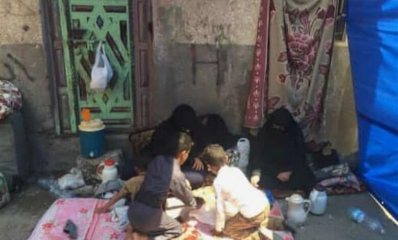 الحديدة: مسلحون حوثيون يستولون على منزل مواطن وأفراد أسرته يخيّمون أمام المنزل احتجاجا