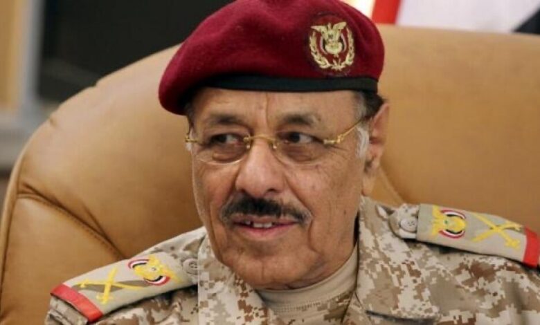 صحيفة اماراتية: قرارات وشيكة للرئيس اليمني بإقالة مسؤولين عسكريين بينهم نائبه