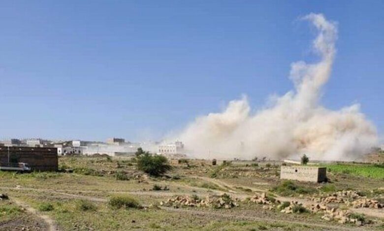 البيضاء.. الحوثيون يفجرون منزل مغترب ويطردون زوجته وأبناءه