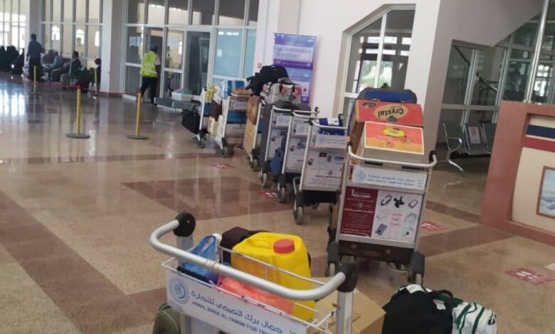 ناشط حقوقي: مواطنون يمنيون مقيمون بالخارج عالقون بمطار عدن وسيؤن يتم منعهم من السفر بشكل تعسفي 