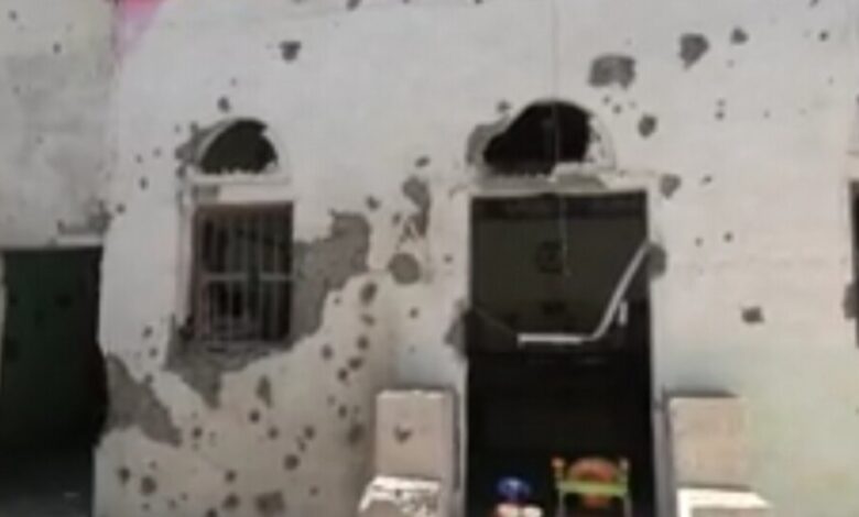 مليشيات الحوثي تستهدف مدينة التحيتا وتلحق أضراراً كبيرة في منازل المواطنين