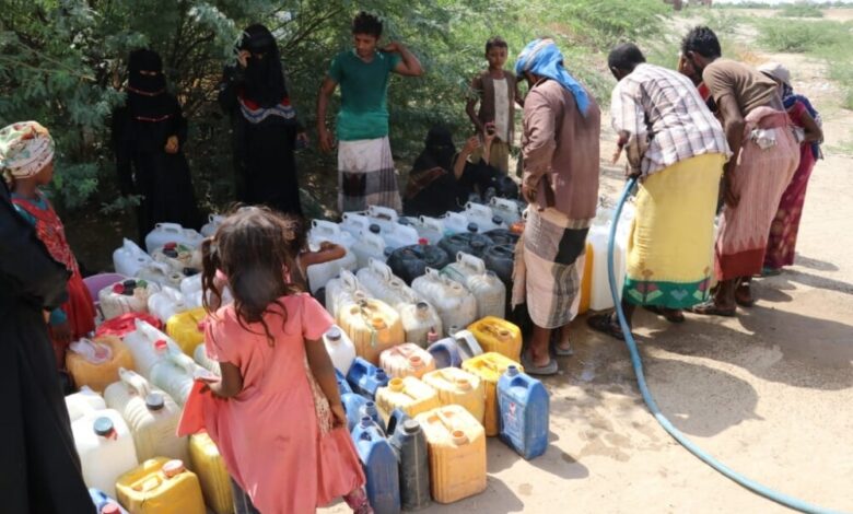 مؤسسة " سواعد الخير " الإنسانية تنفذ مشروع سُقيا الماء للنازحين في أبين