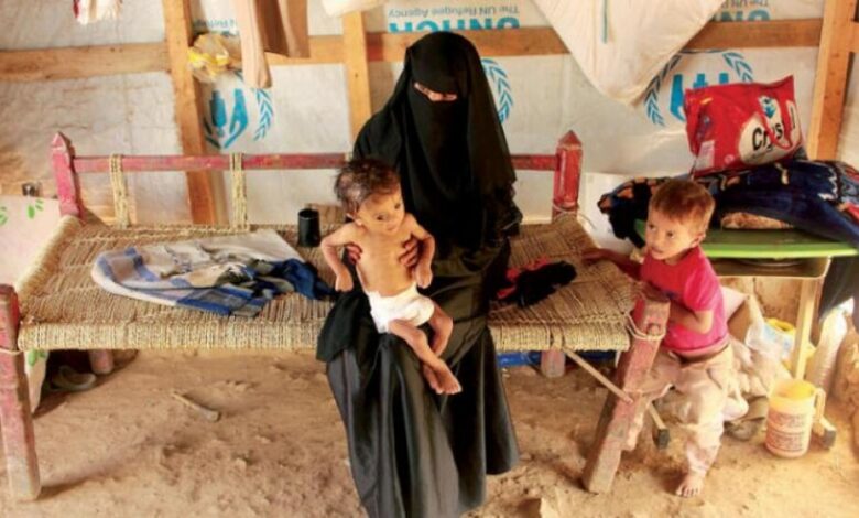 هجمات الحوثيين وانتهاكاتهم تدفع آلاف الأسر اليمنية إلى النزوح
