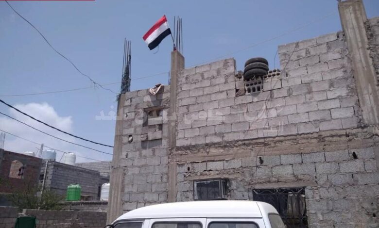 بمناسبة الذكرى الـ58 لثورة الـ26 من سبتمبر ..مواطنون بعدن يرفعون العلم اليمني على اسطح منازلهم