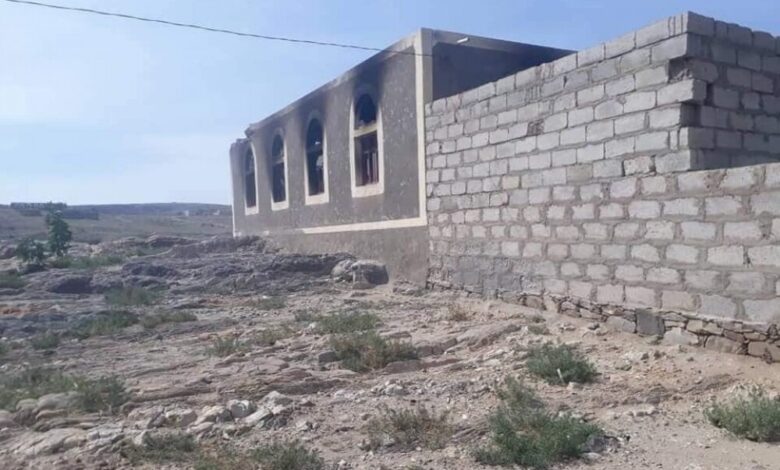 المليشيا الحوثية تقصف قرية سكنية في البيضاء بالدبابات.. وتنفذ حملة مداهمات واختطافات