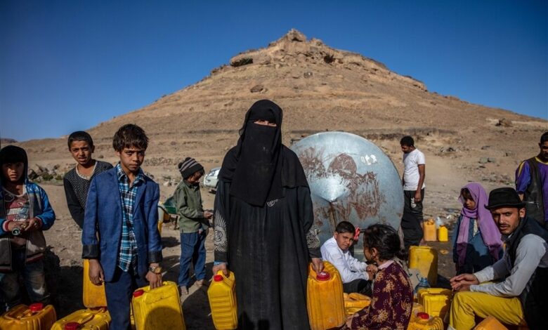 من نهم إلى السويداء بمأرب.. قصة أسرة يمنية تنقلت 5 مرات بين مخيمات النازحين