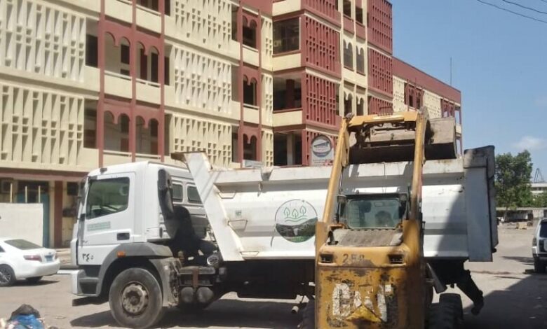 تواصل حملات النظافة لتغطية العجز في وسائل نقل القمامة بالعاصمة عدن