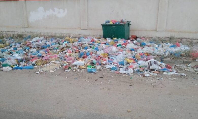 اهالي حي سيناء بالمكلا يشكون تكدس القمامة