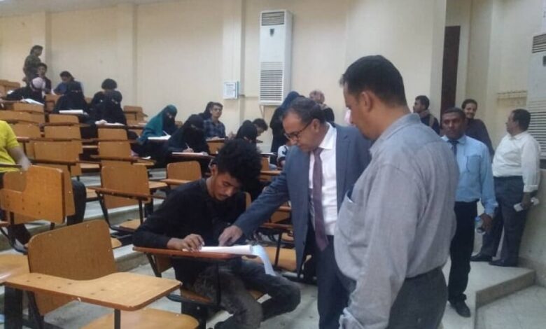 رئيس جامعة عدن وعميد كلية العلوم الإدارية يدشنان سير العملية الامتحانية في الكلية