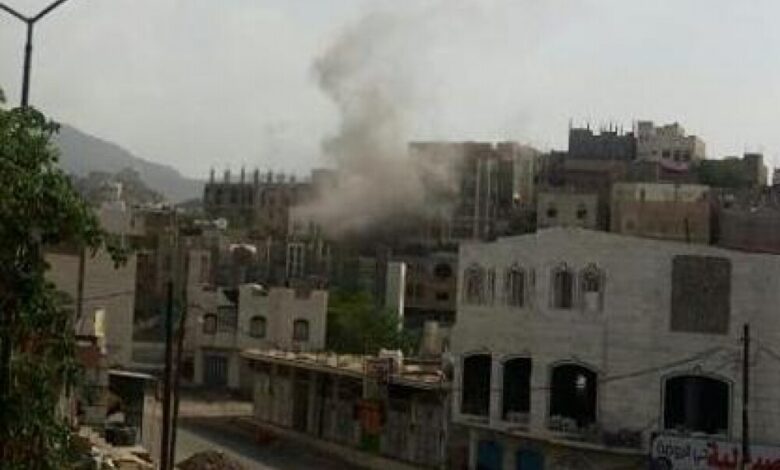 بالصور .. مليشيات الحوثي تقصف حي الروضة بتعز وإيقاف للعملية التعليمية