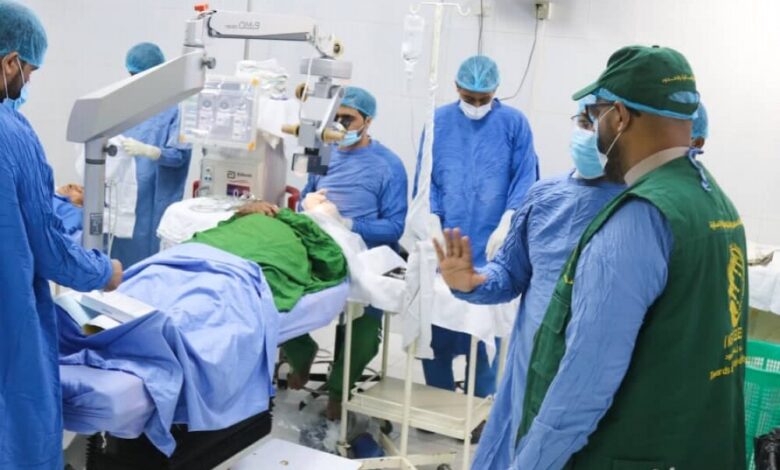 مركز الملك سلمان للإغاثة والأعمال يدشن حملة المخيمات الجراحية لمكافحة العمى بعدن