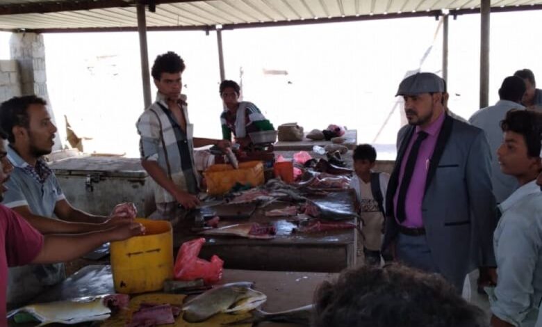 مدير المصائد السمكية بشبوة يقوم بزيارة لسوق السمك المركزي بمديرية رضوم