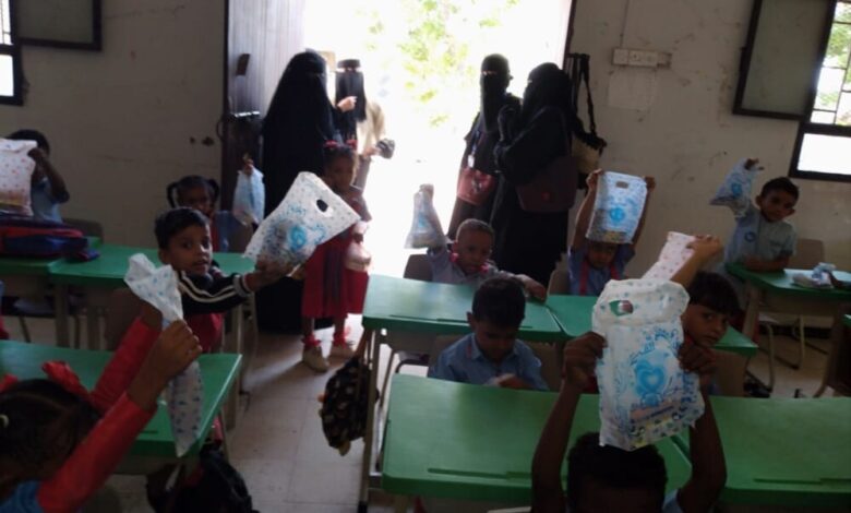 مبادرة "خيركم لأهلكم" تقدم وجبة أفطار لأطفال روضة أول مايو بالكود