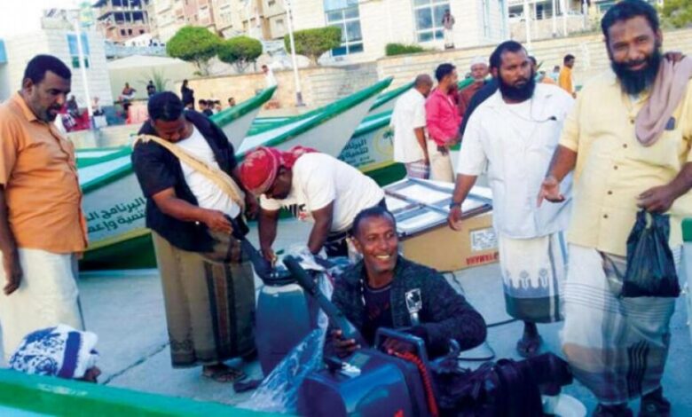 «البرنامج السعودي» يسلم 100 قارب لصيادين في حضرموت