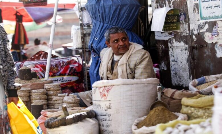 جيوب اليمنيين فارغة: أزمة السيولة تدمّر قدرتهم الشرائية