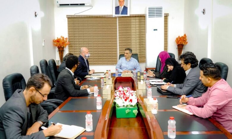 محافظ العاصمة عدن يناقش مع مدير منظمة "الاوتشا" سُبل التنسيق بين السلطة المحلية والمنظمات الدولية.