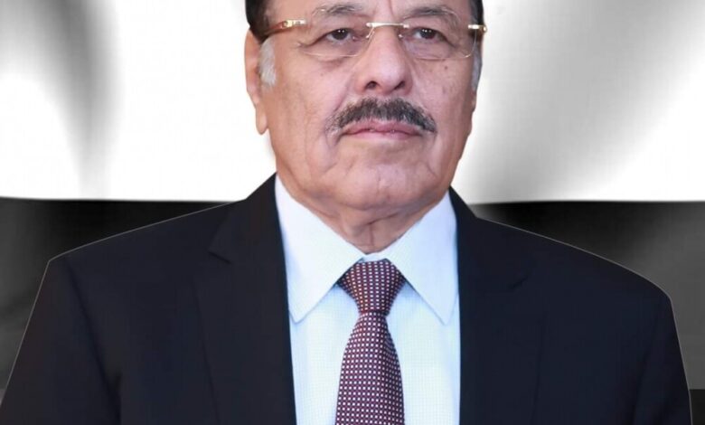 نائب رئيس الجمهورية يجري اتصالا هاتفياً بمحافظ محافظة تعز.