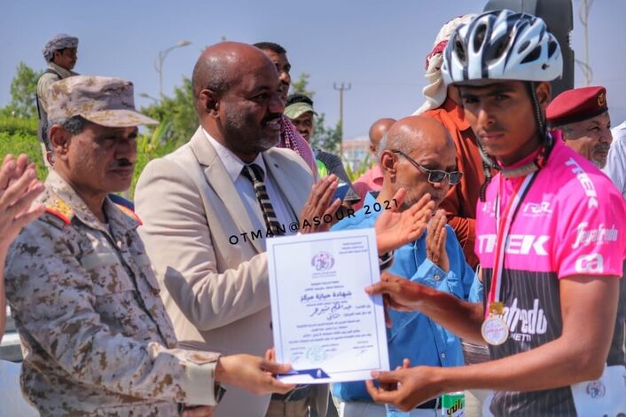 محافظ حضرموت "البحسني" يكرم بطل سباق الدراجات الهوائية عبدالحكيم الحمومي