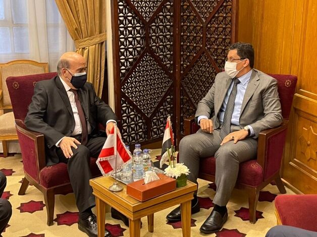 وزير الخارجية يبحث مع نظيره اللبناني العلاقات الثنائية بين البلدين