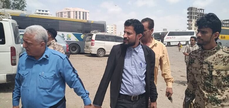 عدن..رئيس هيئة تنظيم النقل البري يدشن حملة لإزالة عشوائية الحافلات الصغيرة