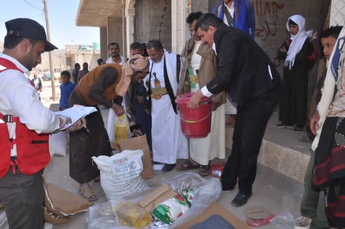 الهلال الأحمر اليمني يدشن توزيع مساعدات غذائية إيوائية وصحية للنازحين من مأرب
