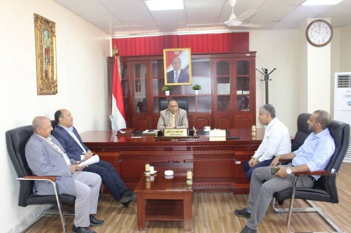 وزير الصناعة يلتقي مدير عام الشركة اليمنية للمطاحن وصوامع الغلال بعدن
