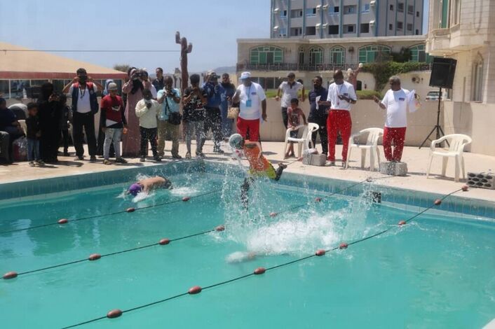 اقيمت بالتزامن مع الاحتفال باليوم العالمي للمياه " اتحاد السباحة في عدن ينظم بطولة الإرادة للإيتام ..